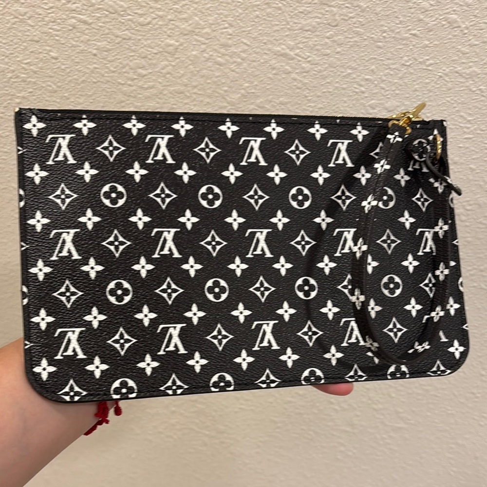 Louis Vuitton Limited Edition Monogram Black Neverfull Pouch - Picture 2 of 9